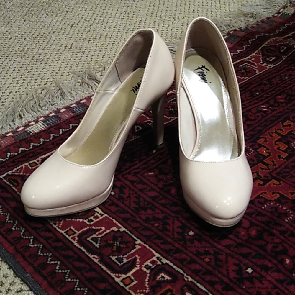 Fioni Cream Colored Women's Dress Shoes Sz 8.5